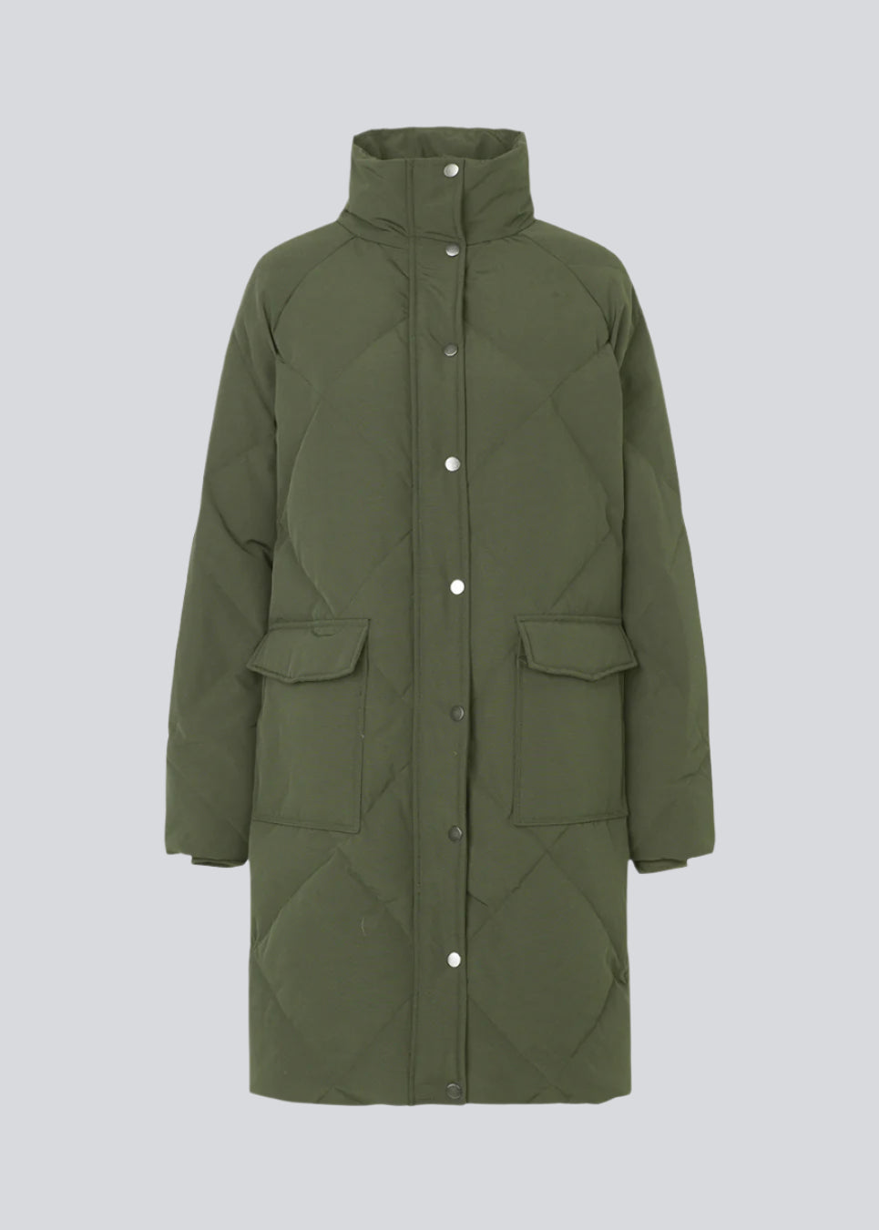 Quiltet jakke med fyld af duni grøn. ScarlettMD jacket er en knælang jakke med høj opretstående krave, samt lynlås og vindslå med trykknapper. Jakken har to forlommer med flap og trykknap og elastik nederst på ærmerne. Modellen er 177 cm og har en størrelse S/36 på.