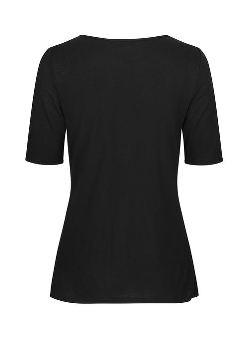 Basis t-shirt med korte ærmer og en bred, firkantet halsudskæring. TempoMD t-shirt er fremstillet i et let materiale med en afslappet pasform. Modellen er 173 cm og har en størrelse S/36 på