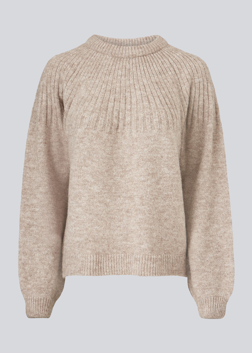 Perfekt strik med mønster ved brystet og ribkant ved både ærmer, hals og bund. Truce O-Neck i farven Beige er en must-have i basis garderoben.