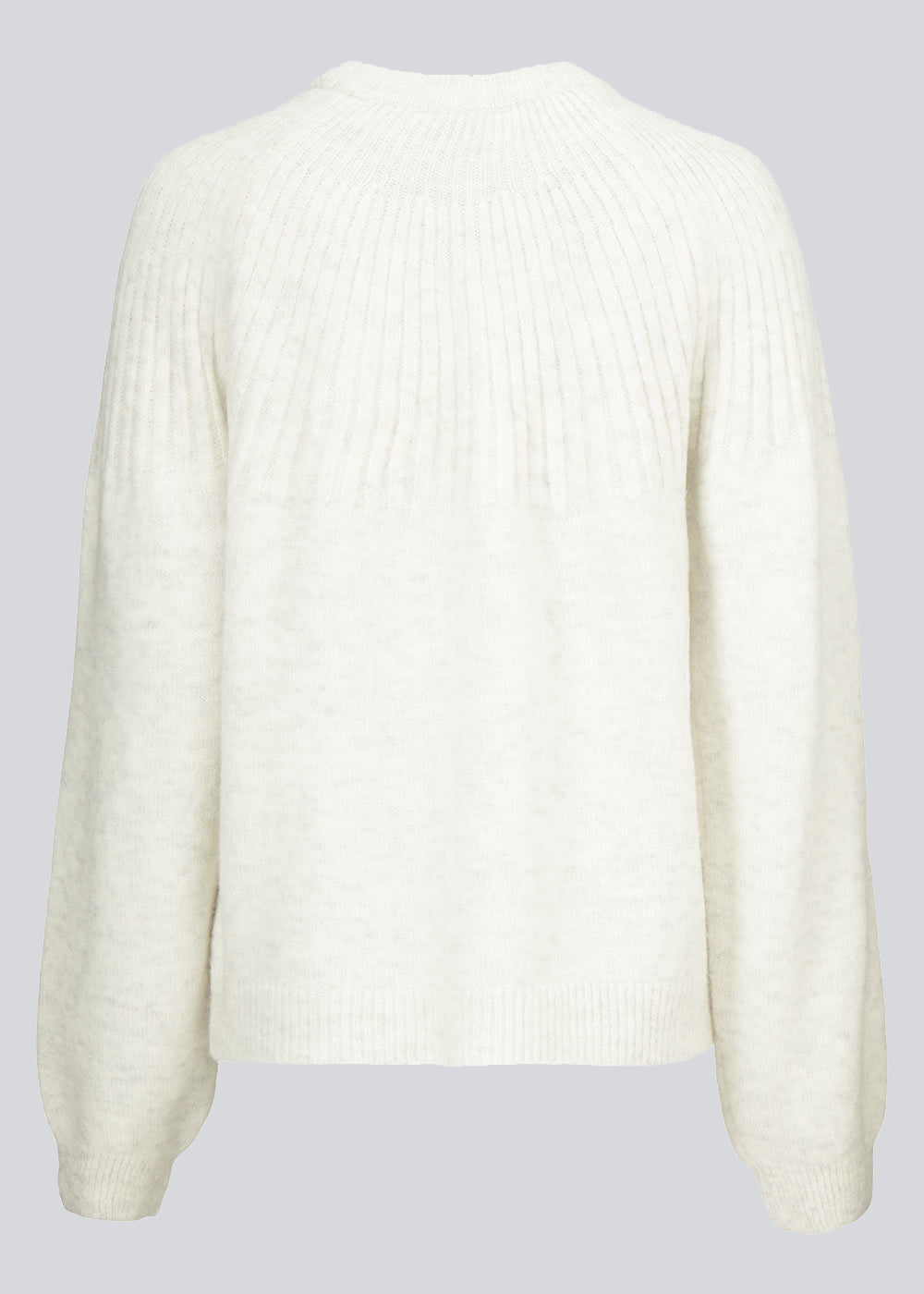 Perfekt strik med mønster ved brystet og ribkant ved både ærmer, hals og bund. Truce O-Neck i farven Off White er en must-have i basis garderoben.