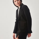 Klassisk A-formet sort nederdel i kort længde. GaleMD skirt har et simpelt design med skjult lynlås i sidesømmen og slids foran.