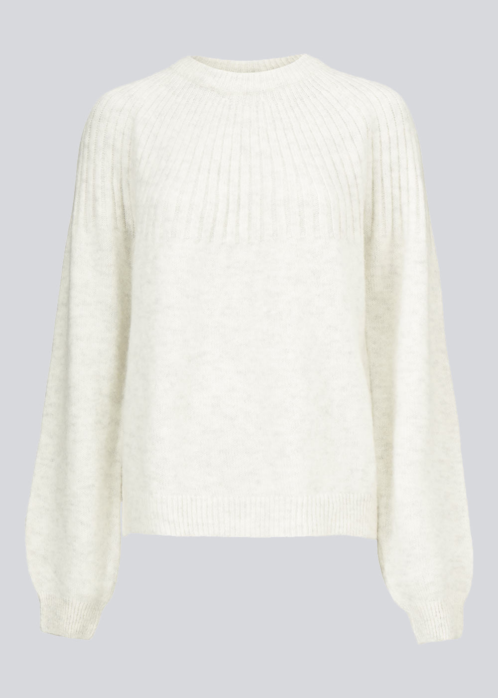Perfekt strik med mønster ved brystet og ribkant ved både ærmer, hals og bund. Truce O-Neck i farven Off White er en must-have i basis garderoben.