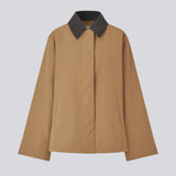 Løs jakke i beige med kontrast fløjlskrave i mørkebrun og skjult knappelukning. Orkidemd jacket har læg på rykken.&nbsp;