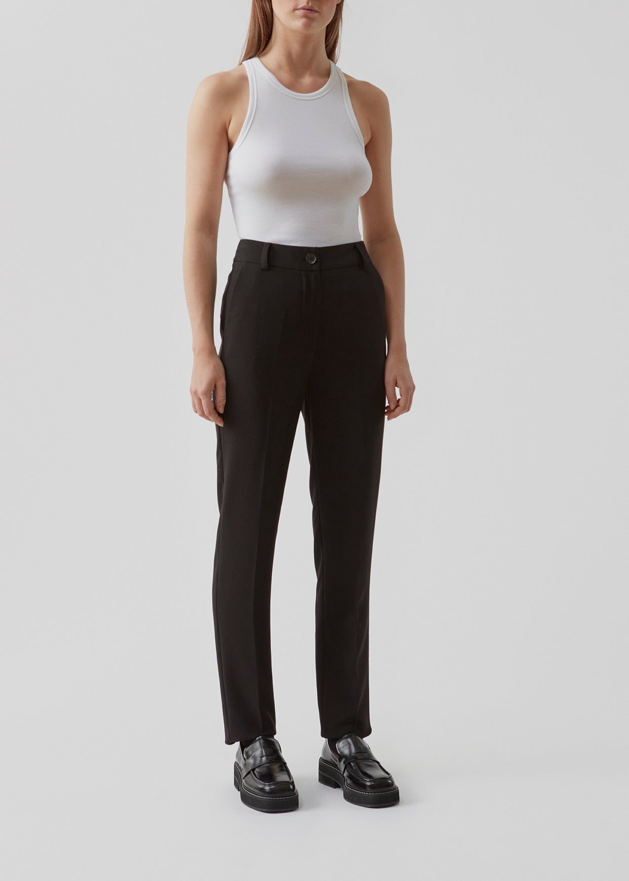 Gale straight pants er en herreinspireret buks med lige, smalle ben. Buksens design holdes klassisk med pressefolder og en mellemhøj talje. Modellen er 173 cm og har en størrelse S/36 på Indersøm (S/36): 82 cm Bukserne forlænges med 0,5 cm for hver størrelse.