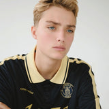 Fodbold jersey i mørkeblå med gule detaljer lavet i samarbejde med Brøndbys kvindehold. 1971 Polo har en løs pasform med stolpelukning og krave, samt lange ærmer med ribkant. Desuden har poloen Brøndby Womens og Modström logo på brystet.