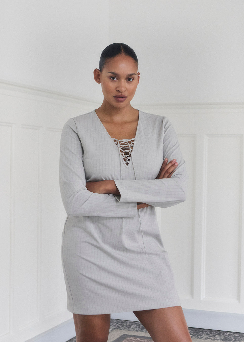 Kort figursyet kjole med v-hals med binde detalje. MickiMD dress har lange ærmer og en lynlås i siden.