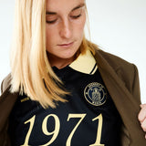 Fodbold jersey i mørkeblå med gule detaljer lavet i samarbejde med Brøndbys kvindehold. 1971 Polo har en løs pasform med stolpelukning og krave, samt lange ærmer med ribkant. Desuden har poloen Brøndby Womens og Modström logo på brystet.