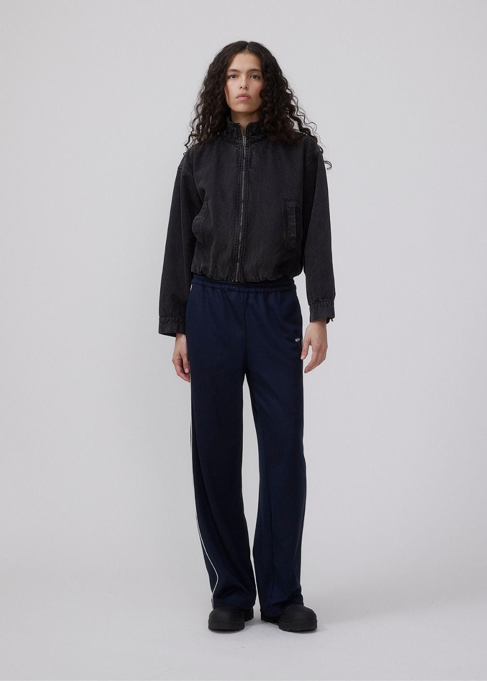 Højhalset denimjakke med lynlås i sort. Udolinemd jacket har et cool, vasket denimlook med lange ærmer, praktiske sidelommer og elastik i taljen, der skaber et moderne og afslappet udtryk.&nbsp;