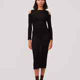 Ribstrikket kjole i et let strikket materiale. FajtelMD dress er knælang og har lange ærmer med cutouts på skuldrene. Modellen er 175 cm og har en størrelse S/36 på.