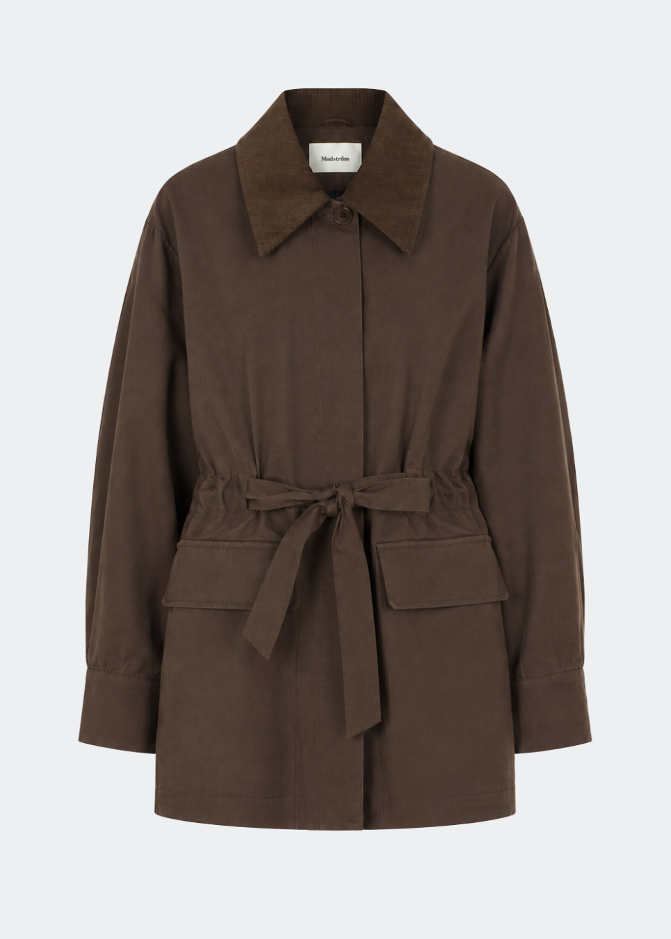 Tibbimd Jacket er en let overgangsjakke med et afslappet udtryk og funktionelle detaljer. Jakken har en klassisk krave i blød fløjl, skjult knaplukning og justerbar talje med bindebånd, der giver mulighed for at fremhæve silhuetten. Store påsatte lommer fuldender designet og gør den til et praktisk valg til hverdagen.