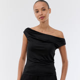 Off-shoulder top i sort i et elastisk materiale. HimaMD off-shoulder top har en tætsiddende pasform og er let cropped.
