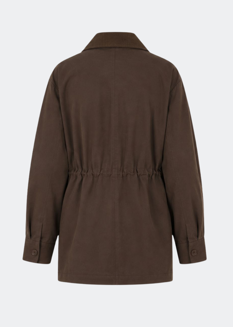Tibbimd Jacket er en let overgangsjakke med et afslappet udtryk og funktionelle detaljer. Jakken har en klassisk krave i blød fløjl, skjult knaplukning og justerbar talje med bindebånd, der giver mulighed for at fremhæve silhuetten. Store påsatte lommer fuldender designet og gør den til et praktisk valg til hverdagen.