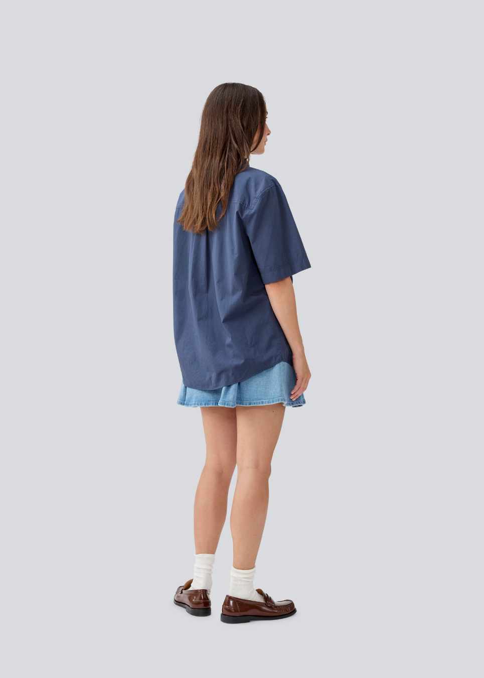 Kortærmet skjorte med en løs pasform. MaudeMD SS shirt har en brystlomme, skjortekrave og en knappelukning fortil.