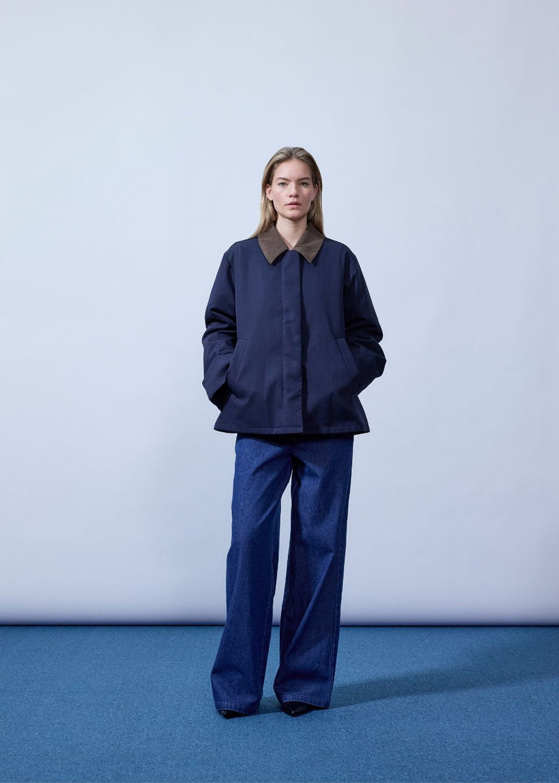 Løs jakke med fløjlskrave og skjult knappelukning. Orkidemd jacket læg på rykken. Modellen er 175 cm og har en str. S/36 på.