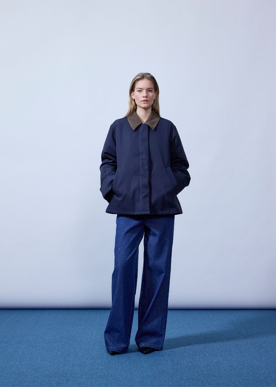 Løs jakke med fløjlskrave og skjult knappelukning. Orkidemd jacket læg på rykken. Modellen er 175 cm og har en str. S/36 på.
