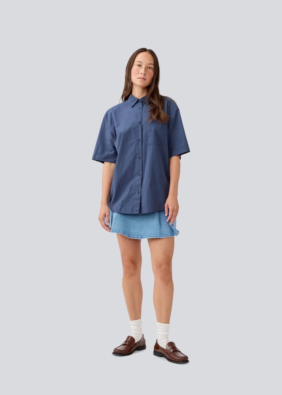 Kortærmet skjorte med en løs pasform. MaudeMD SS shirt har en brystlomme, skjortekrave og en knappelukning fortil.