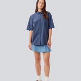 Kortærmet skjorte med en løs pasform. MaudeMD SS shirt har en brystlomme, skjortekrave og en knappelukning fortil.