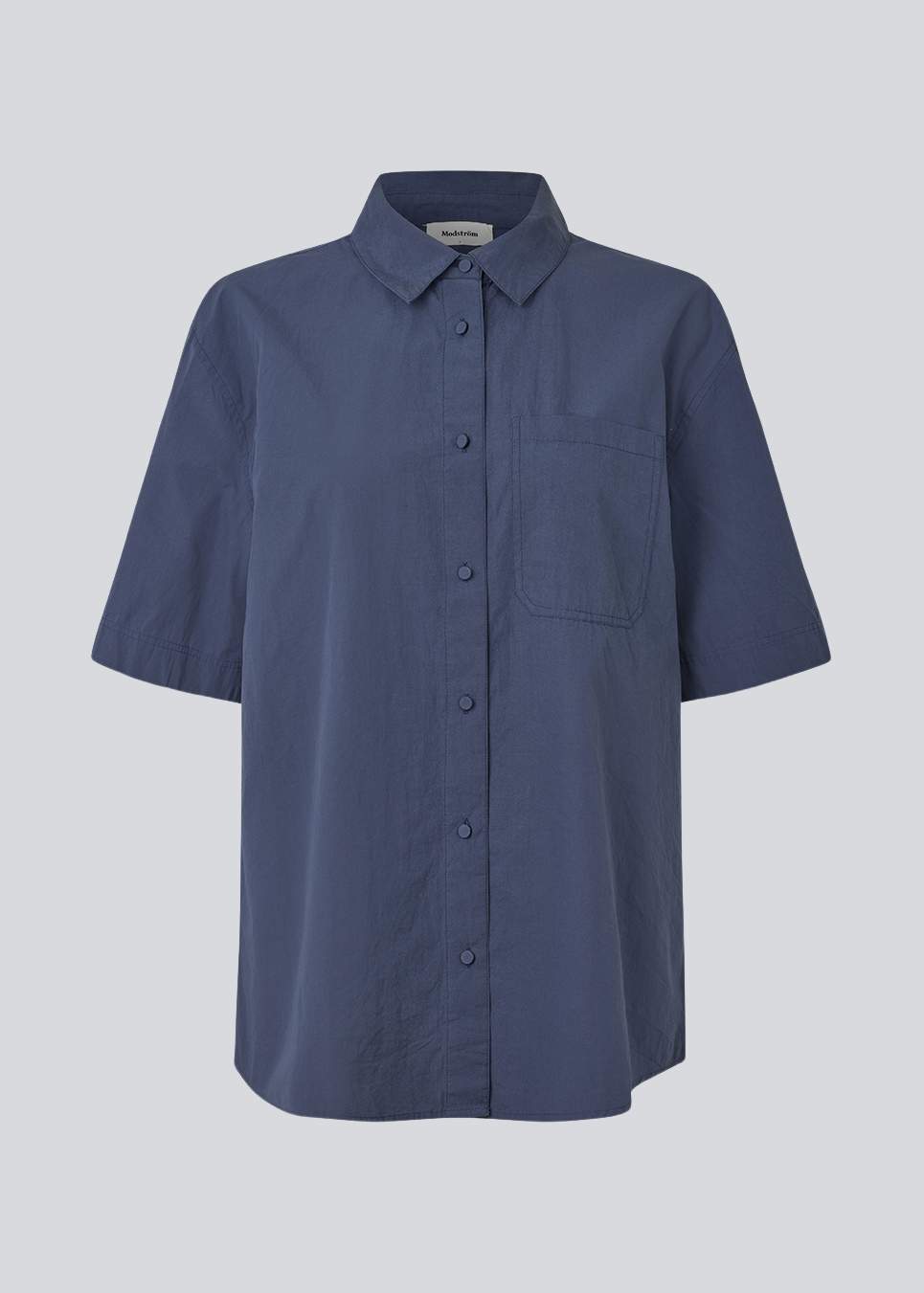Kortærmet skjorte med en løs pasform. MaudeMD SS shirt har en brystlomme, skjortekrave og en knappelukning fortil.