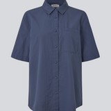 Kortærmet skjorte med en løs pasform. MaudeMD SS shirt har en brystlomme, skjortekrave og en knappelukning fortil.
