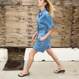 Kort denim playsuit med bindebånd i 100% økologisk bomulds denim. NaomaMD solid playsuit har en knappelukning fortil, skjorte krave og sidelommer.