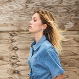 Kort denim playsuit med bindebånd i 100% økologisk bomulds denim. NaomaMD solid playsuit har en knappelukning fortil, skjorte krave og sidelommer.