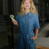 Kort denim playsuit med bindebånd i 100% økologisk bomulds denim. NaomaMD solid playsuit har en knappelukning fortil, skjorte krave og sidelommer.