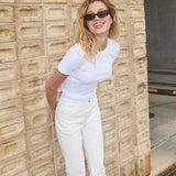 Flared denim jeans i hvid i boumuldsdenim. IsoldeMD solid cropped jeans har en høj talje, lynlåsgylp og for- og baglommer.
Modellen har en størrelse 27(small) på og er 175 cm.