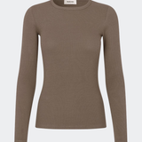 Lækker basic t-shirt i en blød bomuldsrib med stretch. Igormd short t-shirt har en tætsiddende pasform med korte ærmer.