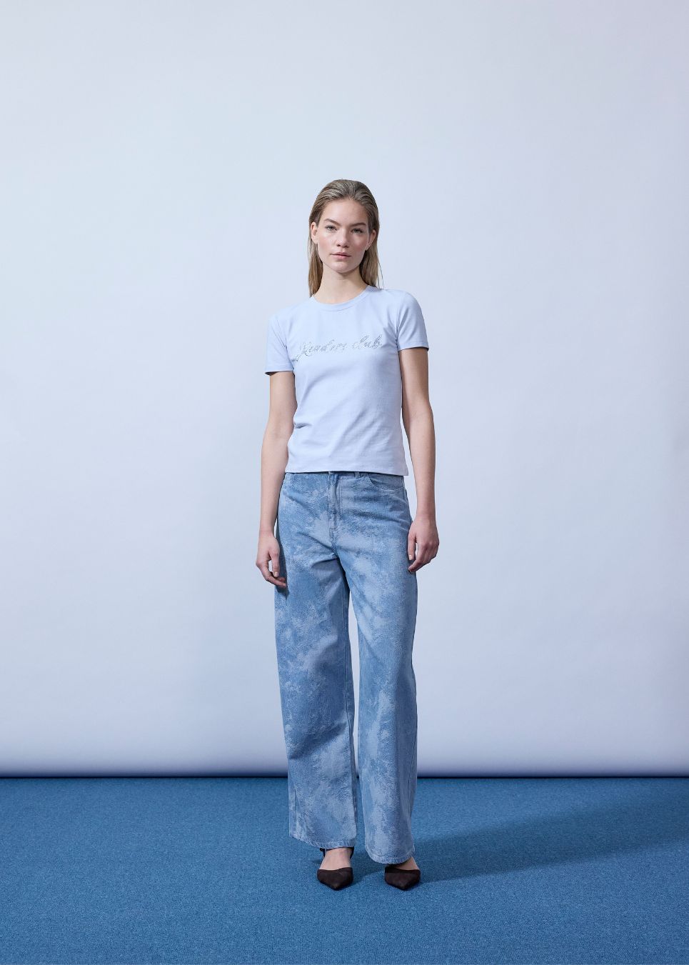 Jeans med vide ben og jacquard mønster. Newlandmd pants har mellemhøj talje, lynlåsgylp og for- og baglommer. Modellen er 175 cm og har en str S/36 &nbsp;på.