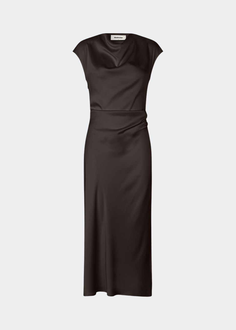 Elegant satinmaxikjole med et sofistikeret udtryk. Tailormd dress er designet i en figursyet silhuet med en blød draperet halsudskæring, korte cap-ærmer og diskrete rynkedetaljer i taljen, der fremhæver den flatterende pasform. Den glatte satinfinish og den lange, flydende silhuet gør kjolen til et elegant valg til både festlige anledninger og særlige begivenheder. Modellen er 175 cm og har en str S/36 på.