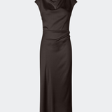 Elegant satinmaxikjole med et sofistikeret udtryk. Tailormd dress er designet i en figursyet silhuet med en blød draperet halsudskæring, korte cap-ærmer og diskrete rynkedetaljer i taljen, der fremhæver den flatterende pasform. Den glatte satinfinish og den lange, flydende silhuet gør kjolen til et elegant valg til både festlige anledninger og særlige begivenheder. Modellen er 175 cm og har en str S/36 på.