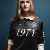 Fodbold jersey i mørkeblå med gule detaljer lavet i samarbejde med Brøndbys kvindehold. 1971 Polo har en løs pasform med stolpelukning og krave, samt lange ærmer med ribkant. Desuden har poloen Brøndby Womens og Modström logo på brystet.