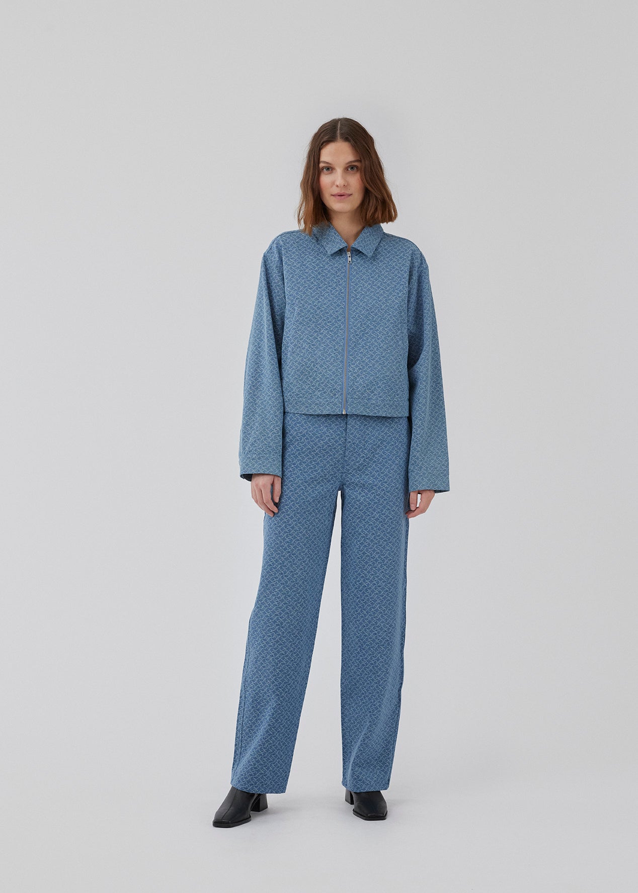 HennesyMD jacket har et simpelt udtryk med krave, lynlås foran og en let cropped og løs pasform. Jakken er fremstillet i strukturmønstret bomuld. Modellen er 175 cm og har en størrelse S/36 på.