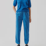 Bukser i bomuld med slids og elastik samt bindebånd i taljen. Percy pants har flere pyjamas inspirerede detaljer. Fuldend looket med den matchende skjorte. Indersøm (S/36): 72 cm Bukserne forlænges med 0,5 cm for hver størrelse. Modellen er 173 cm og har en størrelse S/36 på