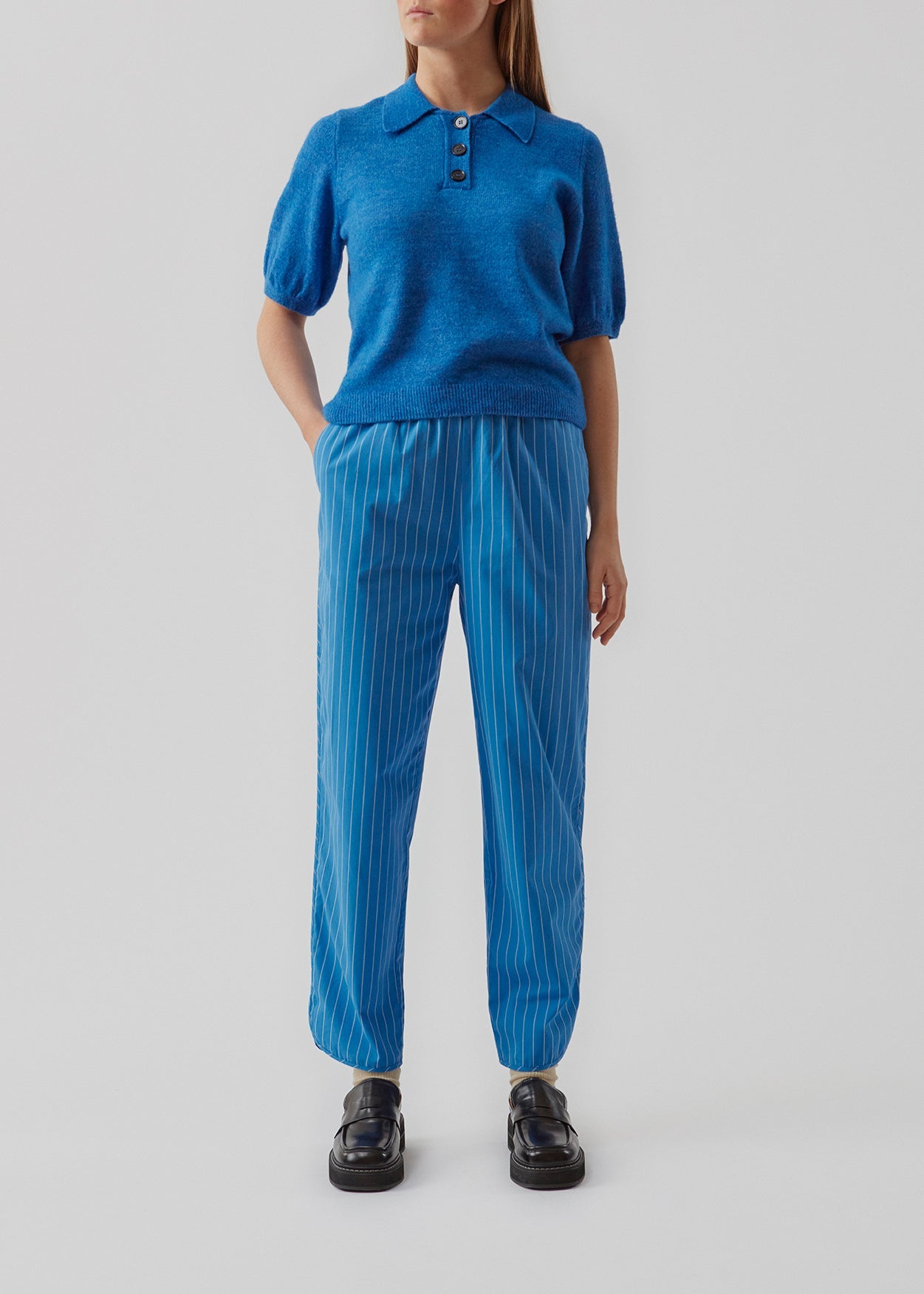 Bukser i bomuld med slids og elastik samt bindebånd i taljen. Percy pants har flere pyjamas inspirerede detaljer. Fuldend looket med den matchende skjorte. Indersøm (S/36): 72 cm Bukserne forlænges med 0,5 cm for hver størrelse. Modellen er 173 cm og har en størrelse S/36 på