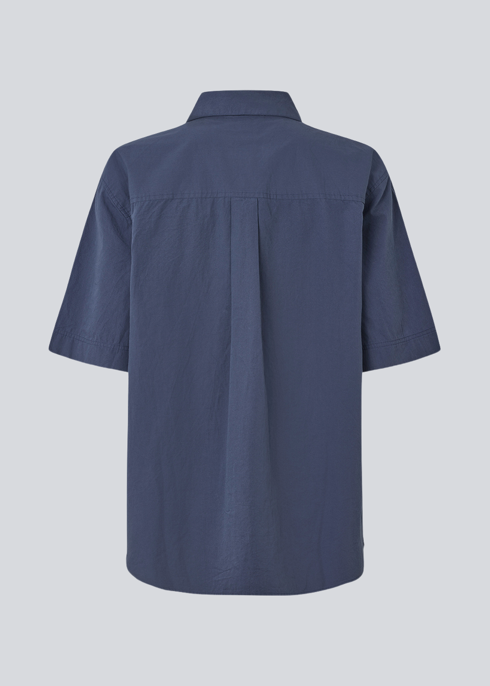 Kortærmet skjorte med en løs pasform. MaudeMD SS shirt har en brystlomme, skjortekrave og en knappelukning fortil.