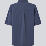 Kortærmet skjorte med en løs pasform. MaudeMD SS shirt har en brystlomme, skjortekrave og en knappelukning fortil.