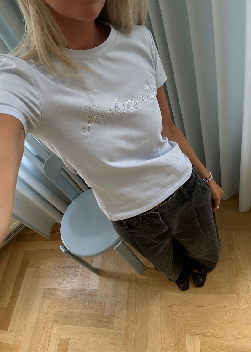 Tætsiddende t-shirt med rhinsten økologisk;bomuld. Plaimamd print t-shirt er let cropped &nbsp;og har en rund hals. Modellen er 175 cm og har en str S/36 på.
