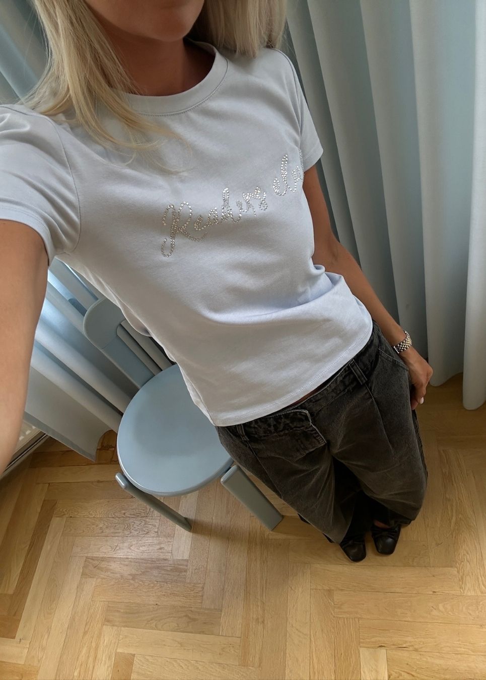 Tætsiddende t-shirt med rhinsten økologisk;bomuld. Plaimamd print t-shirt er let cropped &nbsp;og har en rund hals. Modellen er 175 cm og har en str S/36 på.