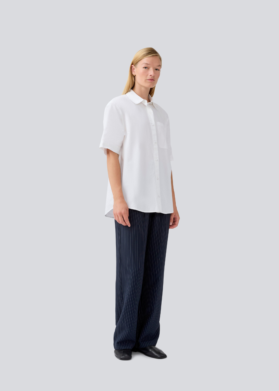 Kortærmet skjorte med en løs pasform. MaudeMD SS shirt har en brystlomme, skjortekrave og en knappelukning fortil. 