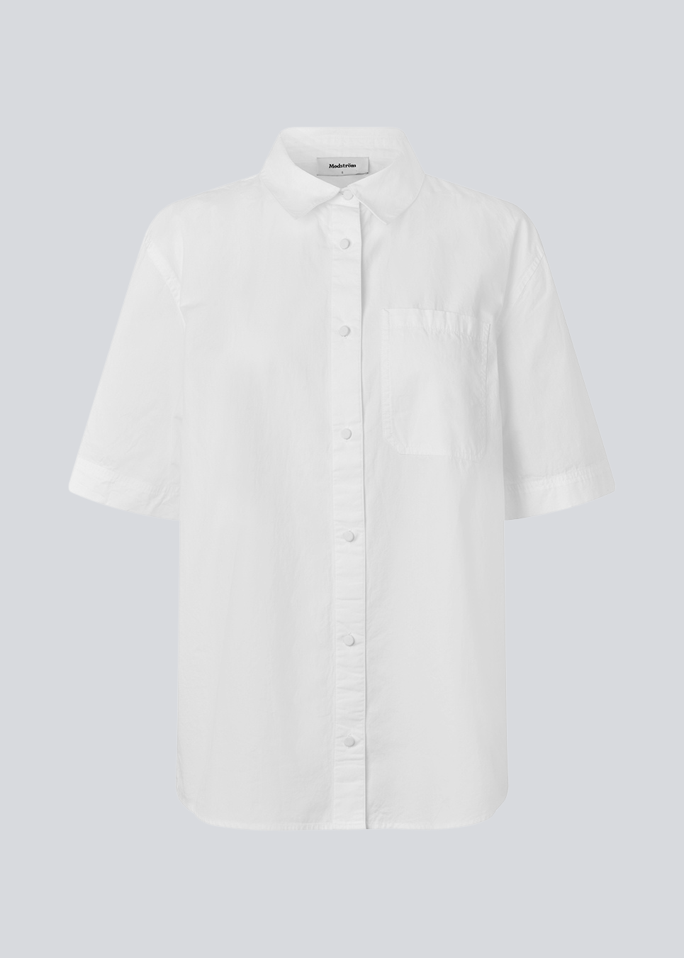 Kortærmet skjorte med en løs pasform. MaudeMD SS shirt har en brystlomme, skjortekrave og en knappelukning fortil. 