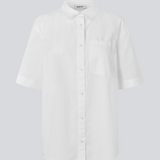 Kortærmet skjorte med en løs pasform. MaudeMD SS shirt har en brystlomme, skjortekrave og en knappelukning fortil. 