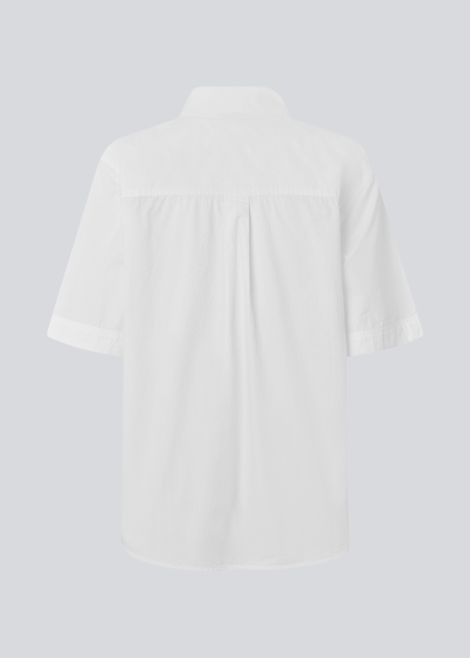 Kortærmet skjorte med en løs pasform. MaudeMD SS shirt har en brystlomme, skjortekrave og en knappelukning fortil. 