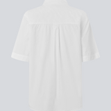 Kortærmet skjorte med en løs pasform. MaudeMD SS shirt har en brystlomme, skjortekrave og en knappelukning fortil. 