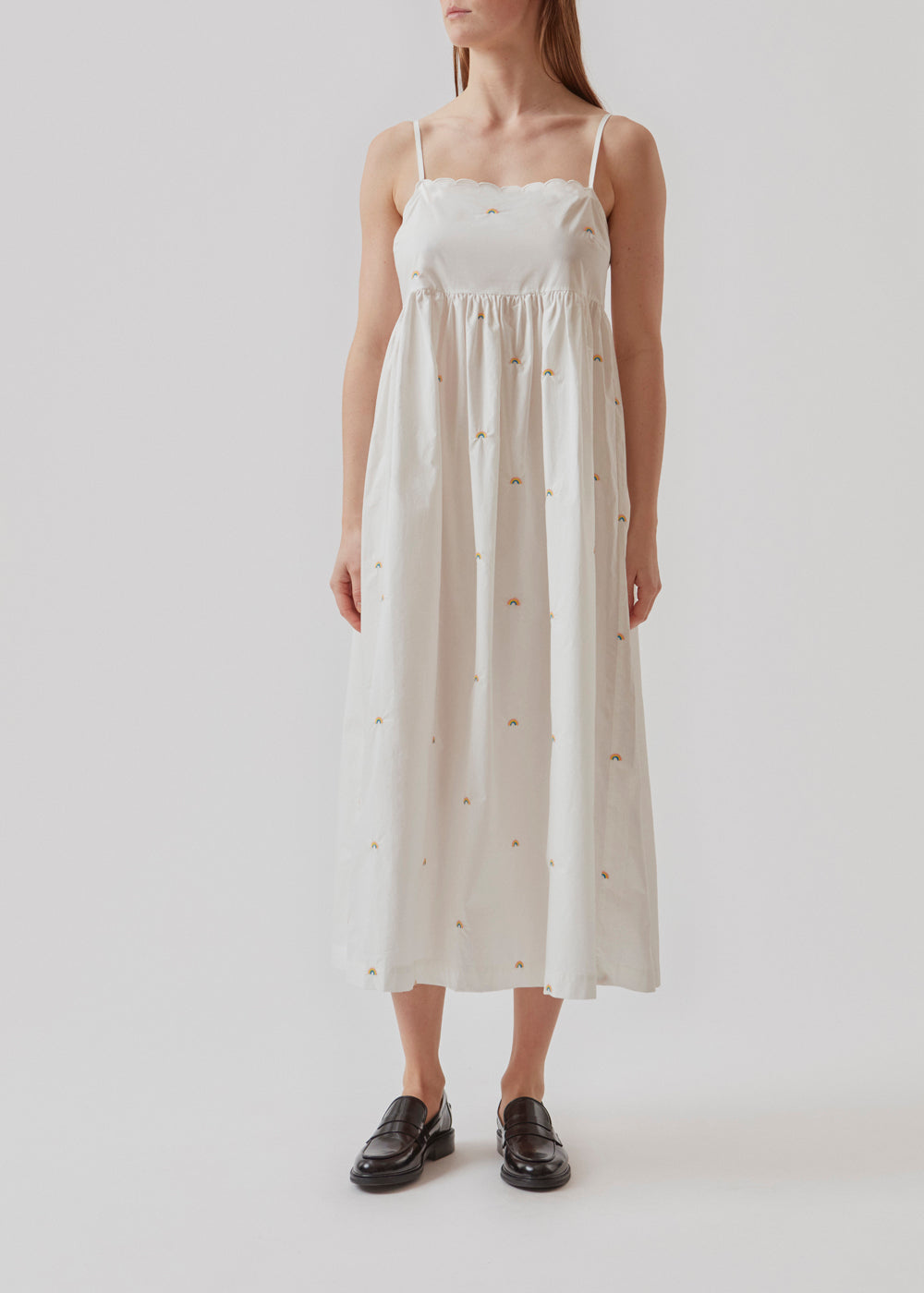 Let kjole uden ærmer i økologisk bomuldskvalitet. PernilleMD strap dress har smalle, justerbare stropper, en tætsiddende pasform for oven og vid underdel med blødt fald.