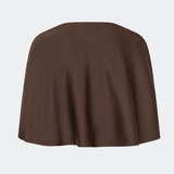 Tailormd Cape er en elegant satin-cape, der tilfører et raffineret og dramatisk udtryk til ethvert outfit. Designet falder let over skuldrene og lukkes foran med en dekorativ knudedetalje, som skaber et blødt, flydende fald. Brug den over en kjole til særlige anledninger eller som et eksklusivt lag over en enkel top for et sofistikeret look. Modellen er 175 cm høj og bruger størrelse S/36.