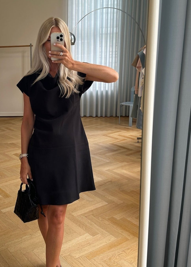 Kortærmet kjole med rynkedetaljer. Pandymd dress har en løs pasform med vide i skørtet.&nbsp;