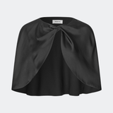 Tailormd Cape er en elegant satin-cape, der tilfører et raffineret og dramatisk udtryk til ethvert outfit. Designet falder let over skuldrene og lukkes foran med en dekorativ knudedetalje, som skaber et blødt, flydende fald. Brug den over en kjole til særlige anledninger eller som et eksklusivt lag over en enkel top for et sofistikeret look.&nbsp;