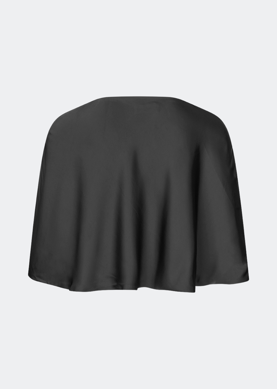 Tailormd Cape er en elegant satin-cape, der tilfører et raffineret og dramatisk udtryk til ethvert outfit. Designet falder let over skuldrene og lukkes foran med en dekorativ knudedetalje, som skaber et blødt, flydende fald. Brug den over en kjole til særlige anledninger eller som et eksklusivt lag over en enkel top for et sofistikeret look.&nbsp;