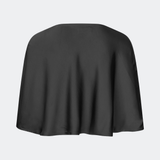 Tailormd Cape er en elegant satin-cape, der tilfører et raffineret og dramatisk udtryk til ethvert outfit. Designet falder let over skuldrene og lukkes foran med en dekorativ knudedetalje, som skaber et blødt, flydende fald. Brug den over en kjole til særlige anledninger eller som et eksklusivt lag over en enkel top for et sofistikeret look.&nbsp;